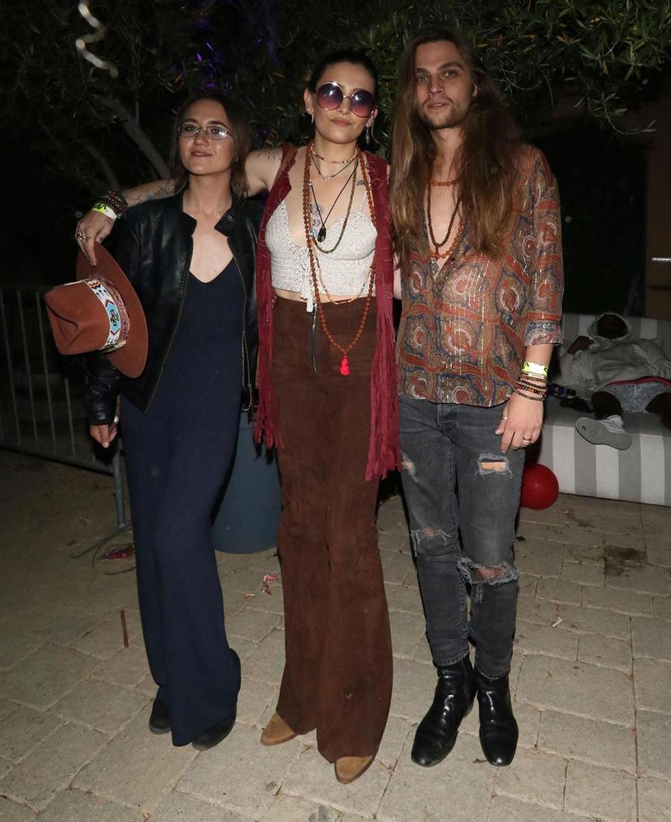 Sarah Moore, Paris Jackson y su novio Gabriel Glenn, en el festival de Coachella