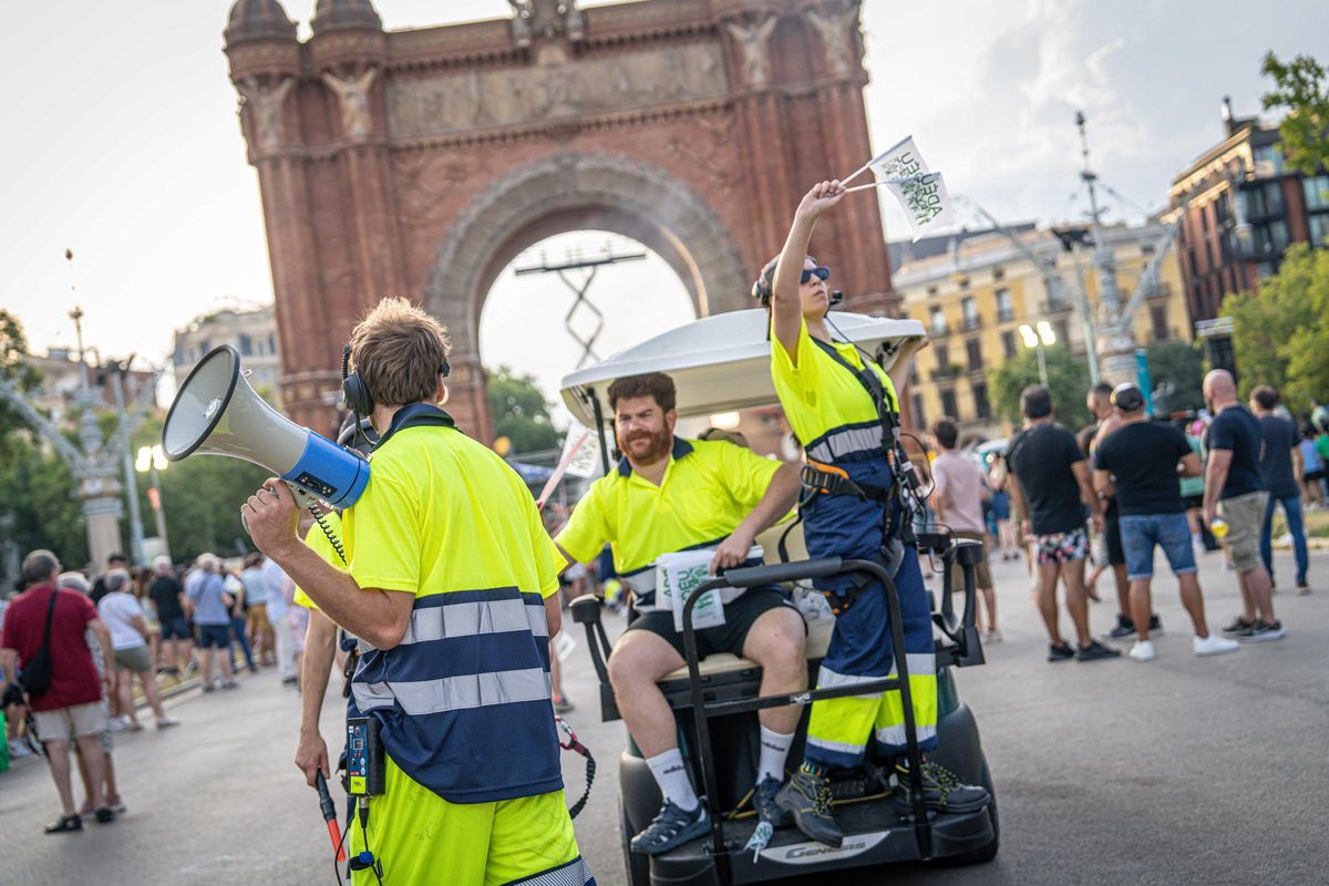 Marc Salicrú desata un espectáculo caótico con más de 300 personas en el Arc de Triomf