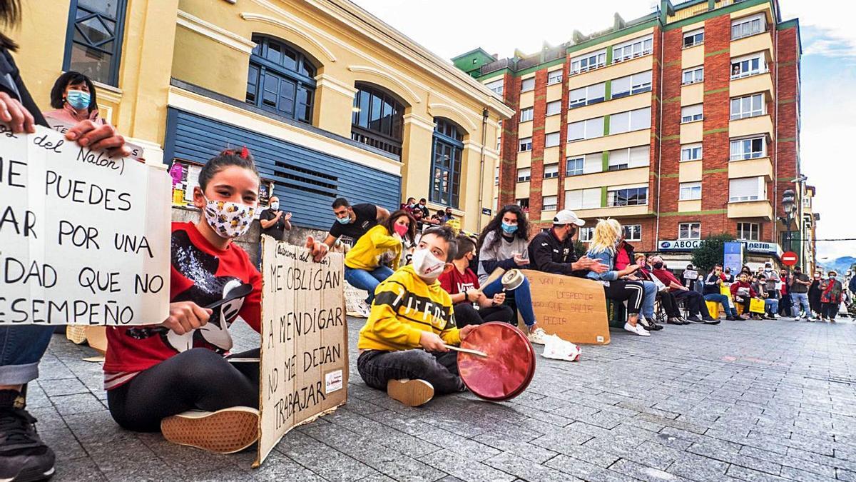 Los manifestantes, ayer, durante la sentada. | J. R. Viejo