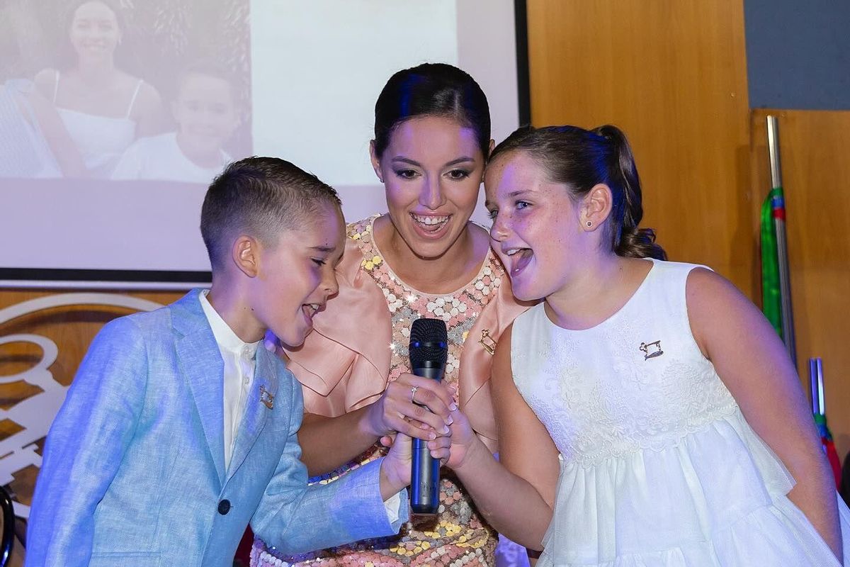 María Gómez i Martina Santolaria, amb Pablo Santolaria, reines i president infantil de Sant Pere 2025.