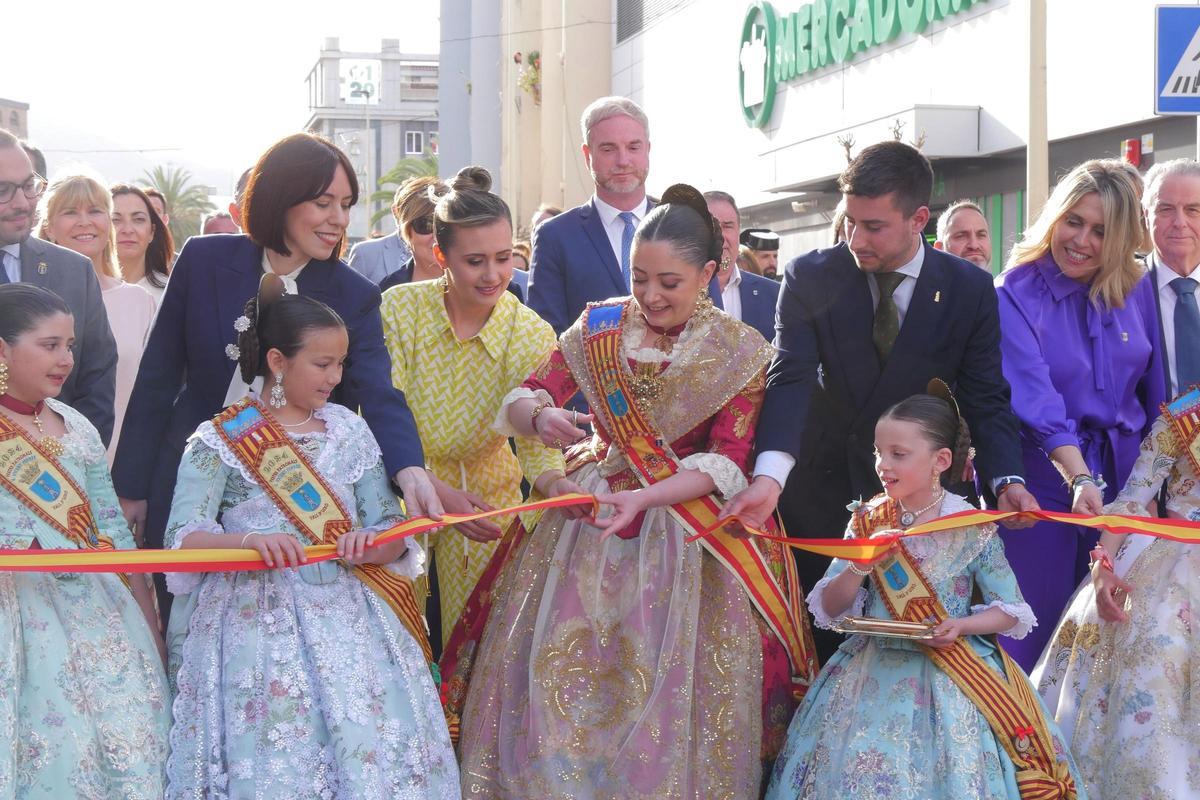 Momento en el que la reina de las fiestas ha cortado la cinta inaugural.