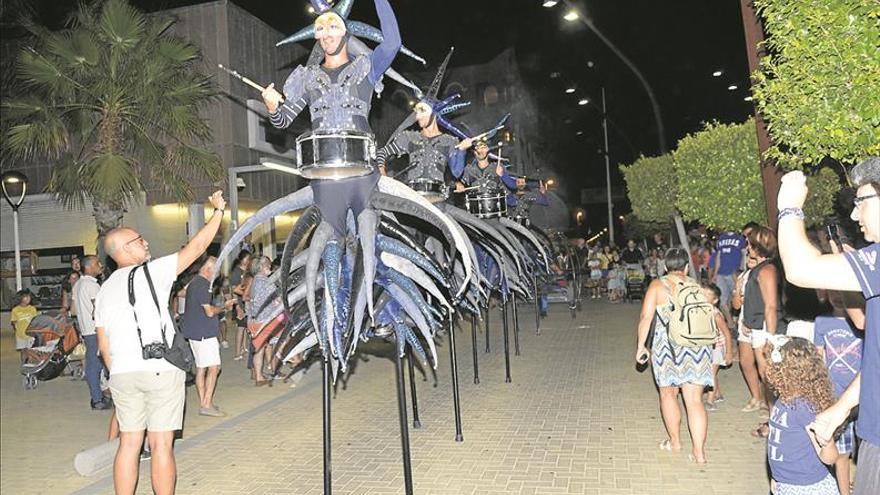 Maduixa y su teatro itinerante llena las calles de Moncofa con el MAC