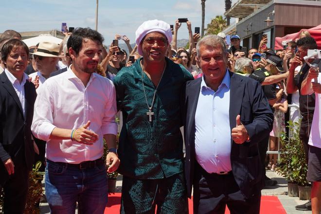 Joan Laporta y Ronaldinho en la inauguración del Paseo de las Estrellas de Castelldefels, en imágenes