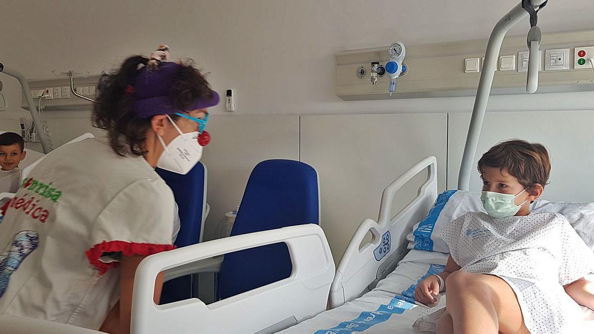 Las payasas de Sonrisa Médica con los niños del hospital.