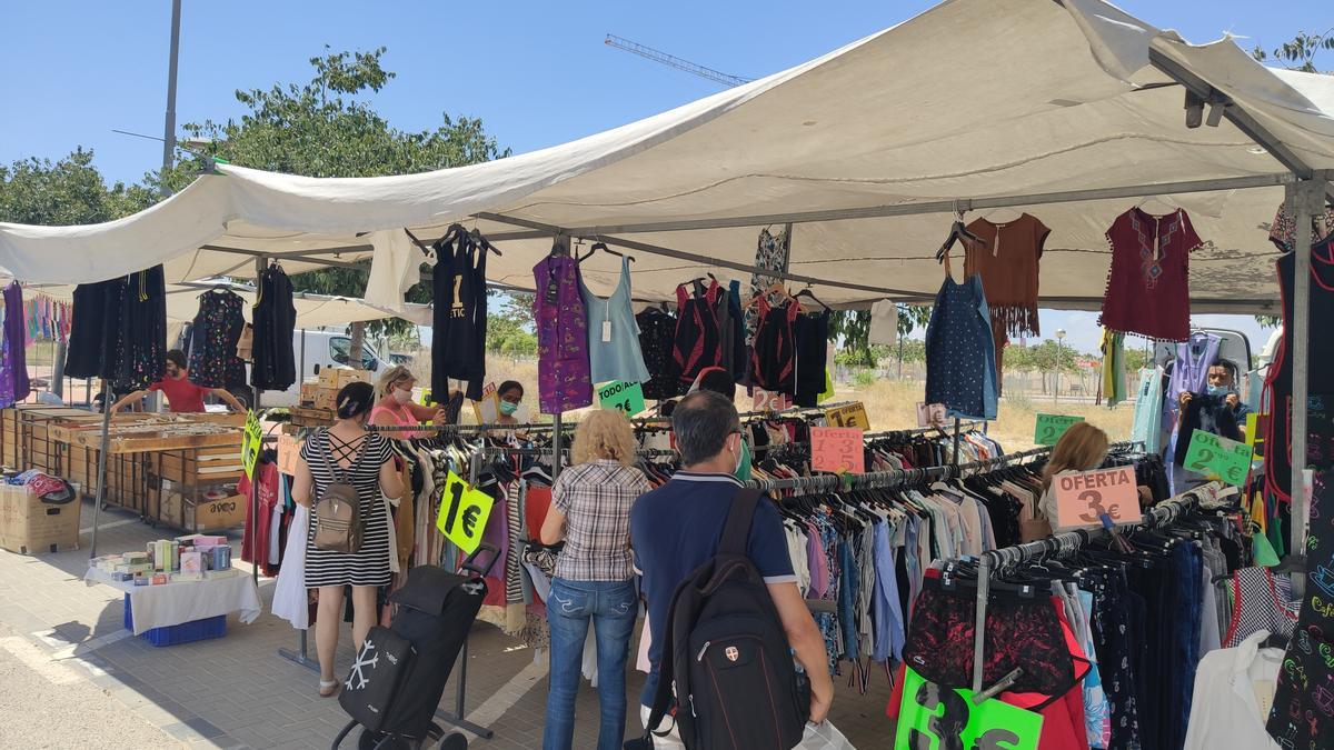 Puestos de ropa en el mercado de El Campello.