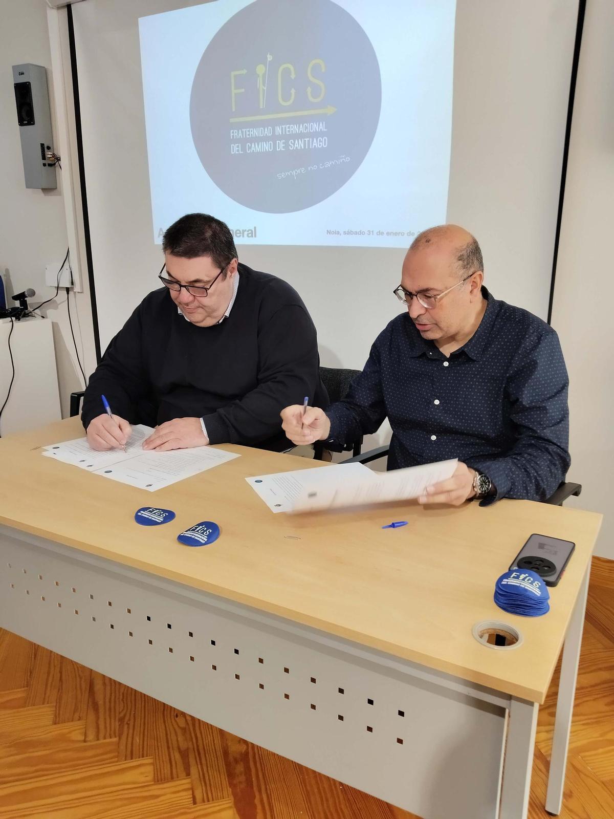 Francisco Pérez, izquierda, y Juan Carlos Pérez, firmando el convenio.