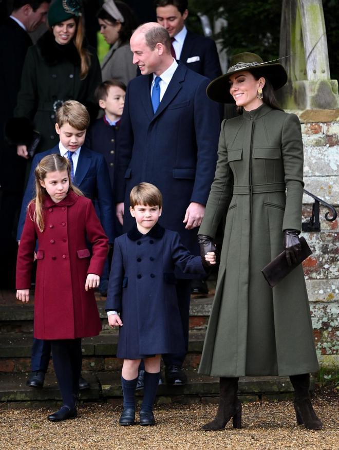 Kate Middleton con look en verde oscuro en la misa de Navidad