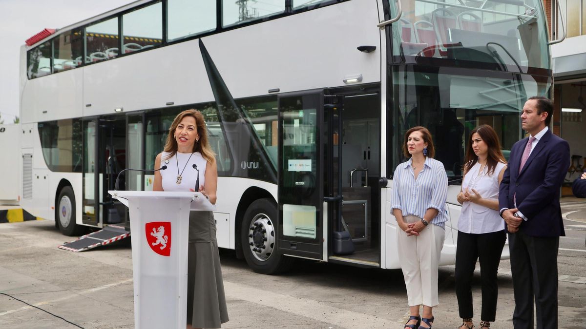 La alcaldesa, Natalia Chueca, este viernes en la presentación de los nuevos buses eléctricos.