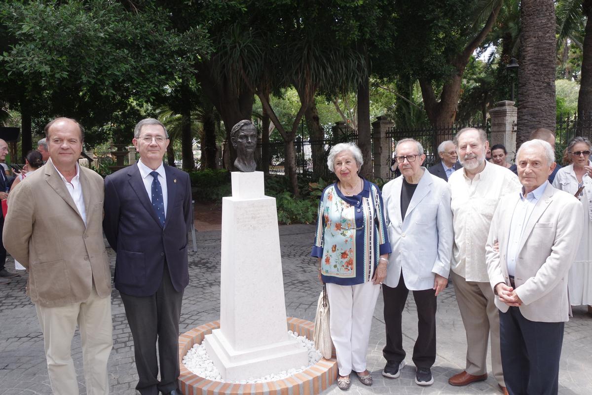 El Ayuntamiento instala un monumento en los jardines del Hospital Noble en reconocimiento al pintor Félix Revello de Toro