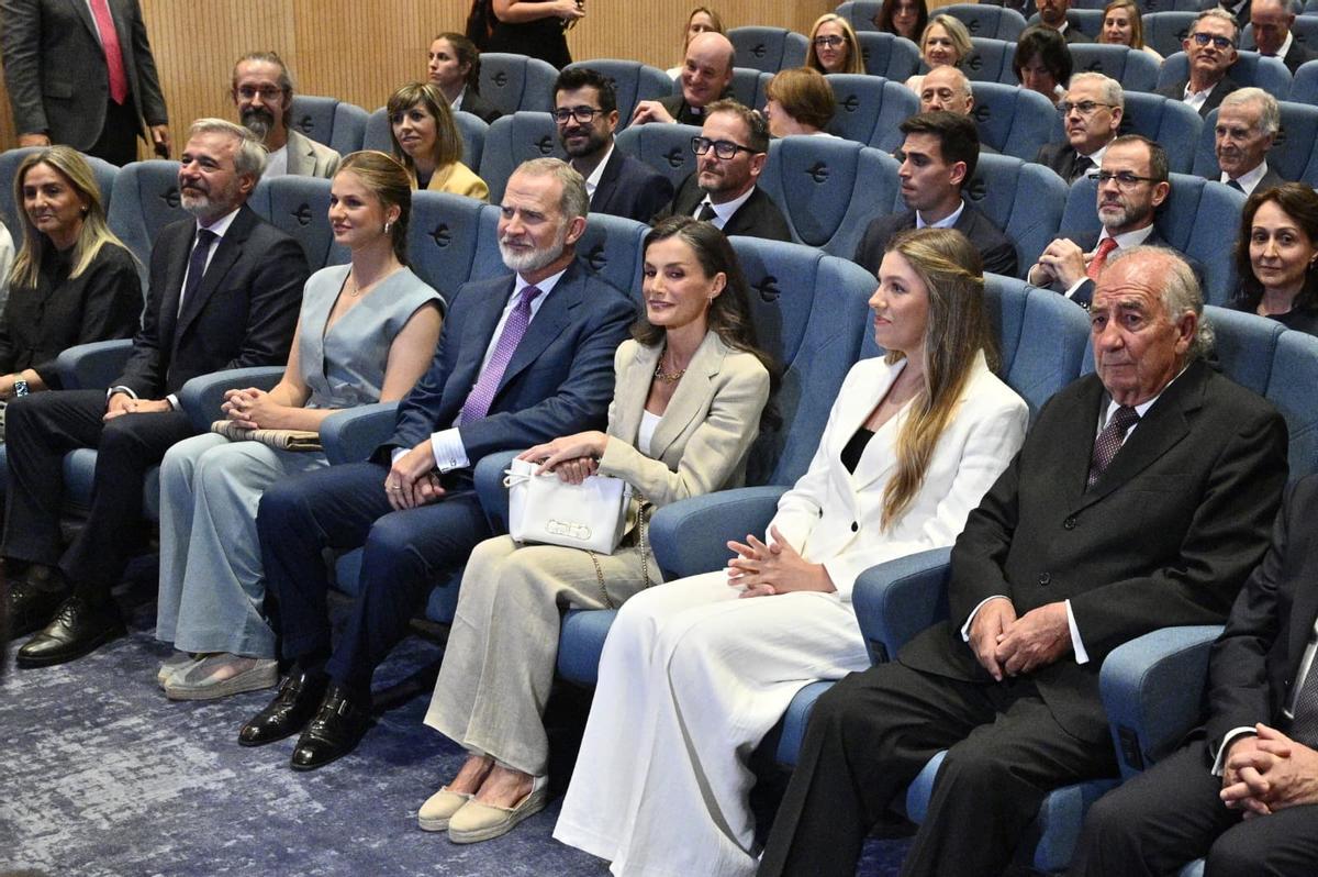 En imágenes | Los reyes Felipe VI y Letizia, junto a la princesa Leonor, arropan a la infanta Sofía en su primer discurso en solitario en Zaragoza En imágenes | Los reyes Felipe VI y Letizia, junto a la princesa Leonor, arropan a la infanta Sofía en su primer discurso en solitario en Zaragoza