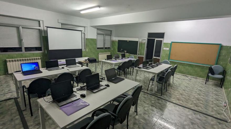 Una de las aulas acondicionadas para impartir cursos de formación, en el colegio de las monjas. | // FDV