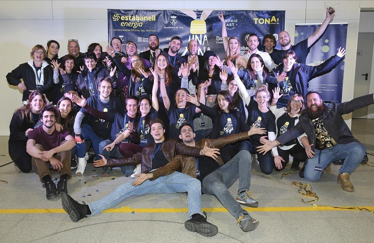 Los ilusionistas de la Gala Internacional junto a algunos miembros de la organización del festival.