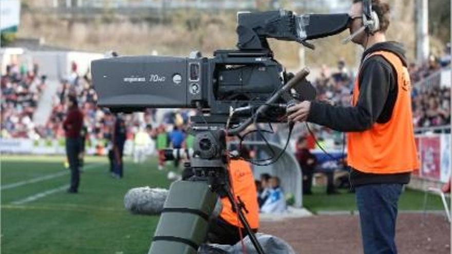 Un càmera de televisió seguint un partit del Girona la temporada passada a l&#039;estadi de Montilivi.