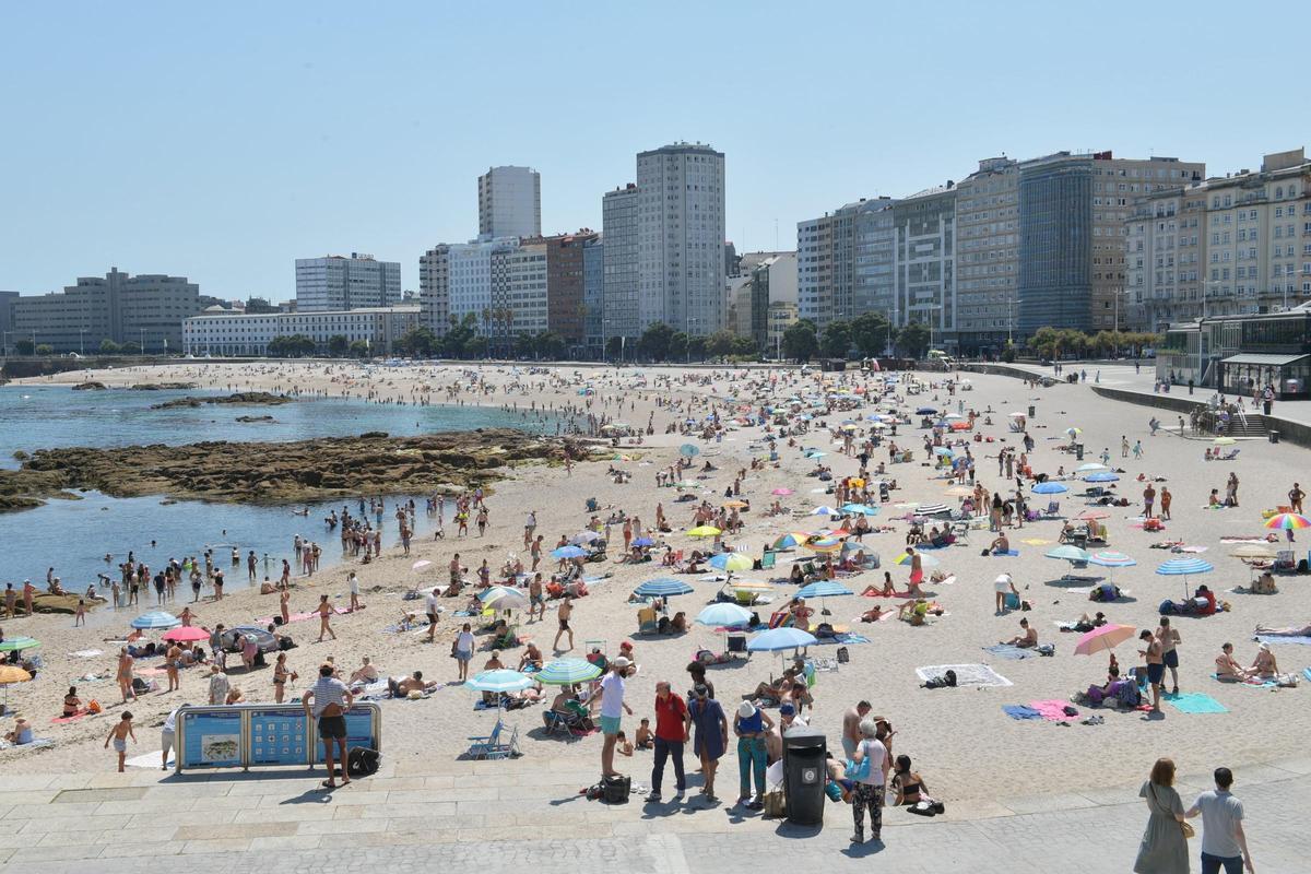 Los coruñeses se refugian en las playas y en el mar de las altas temperaturas Los coruñeses se refugian en las playas y en el mar de las altas temperaturas