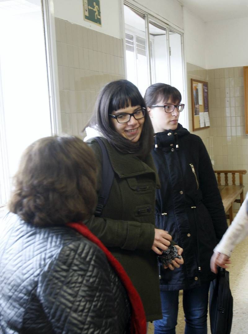 Fotogalerías del foco caído en un aula de la Facultada de Filosofía y Letras de Zaragoza