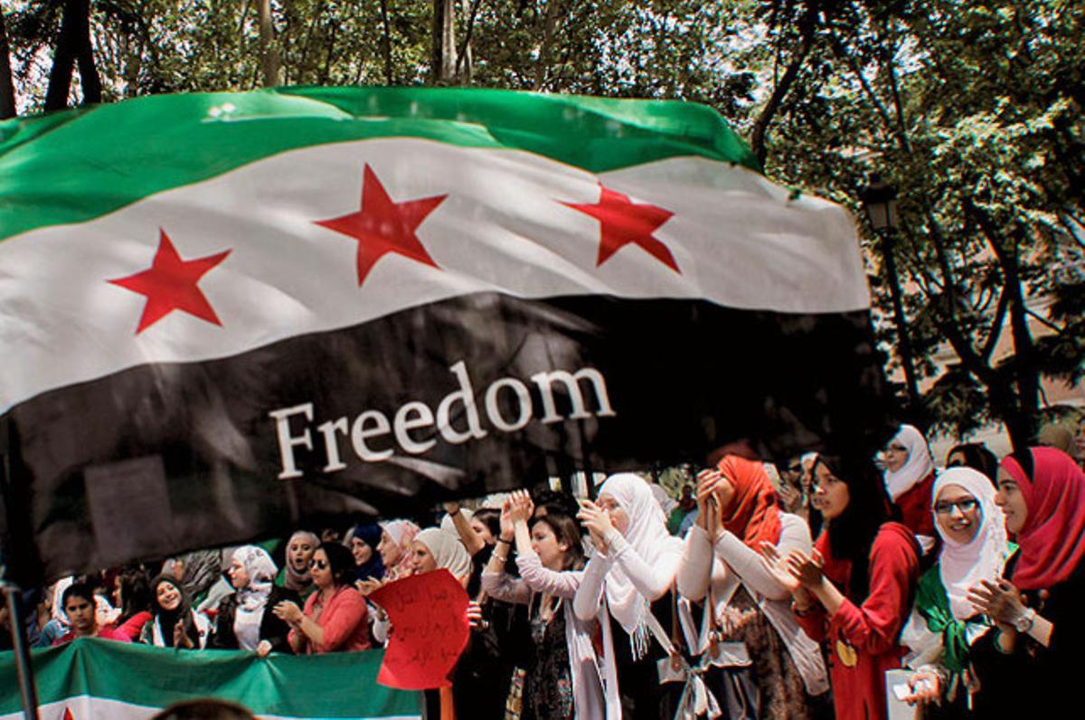 Simpatitzants de l’Associació de suport al poble sirià, durant una concentració a Madrid davant l’ambaixada siriana per protestar contra el règim de Baixar al-Assad.
