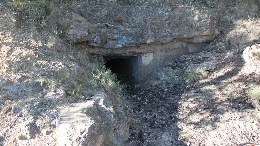 Excavación en la montaña del Salero a modo de refugio.