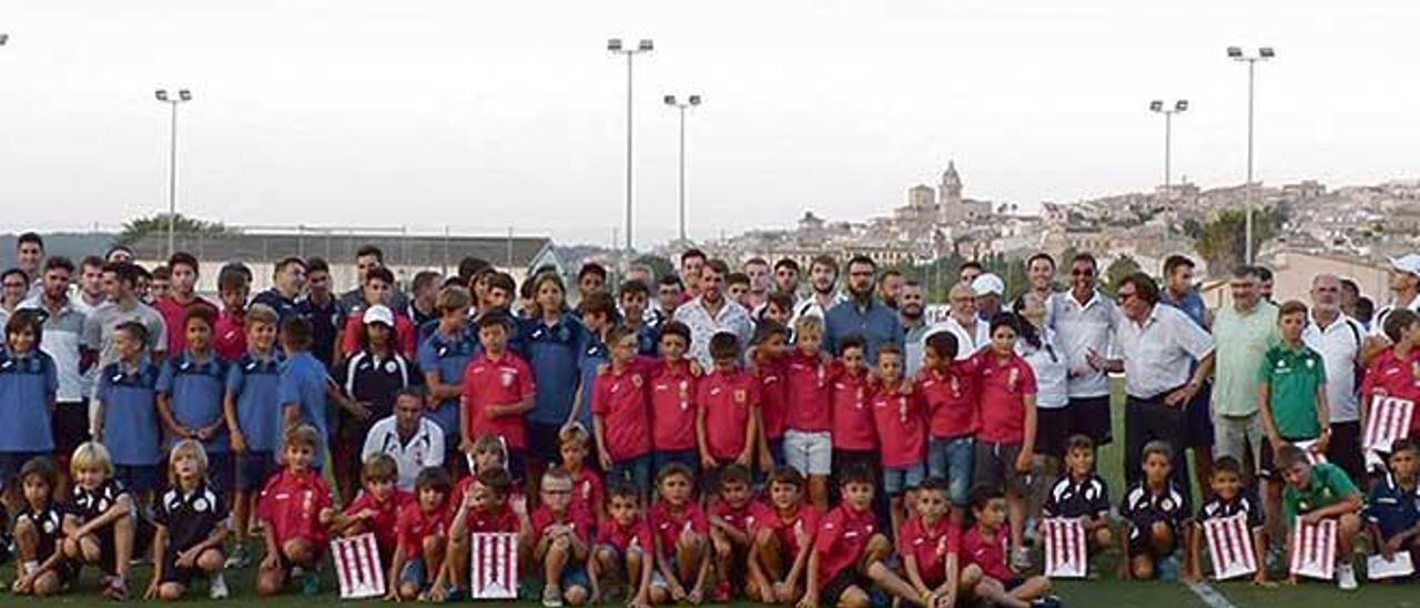 Los representantes de los equipos, federación, ayuntamiento y comité organizador en la inauguración del Torneig de Sa Llum.