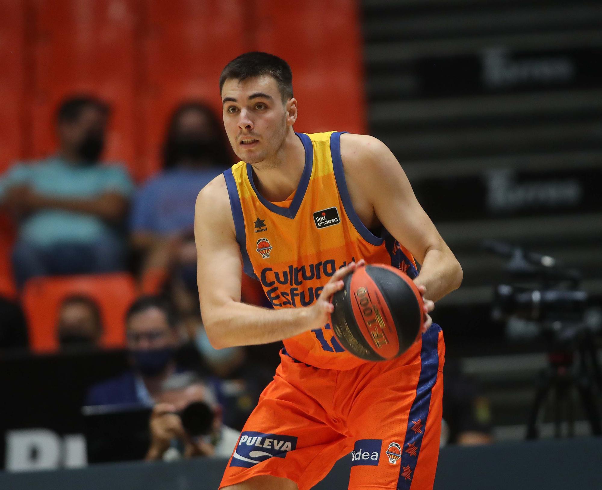 Partido entre el Valencia Basket y el Gran Canaria . Torneo Ciutat de València