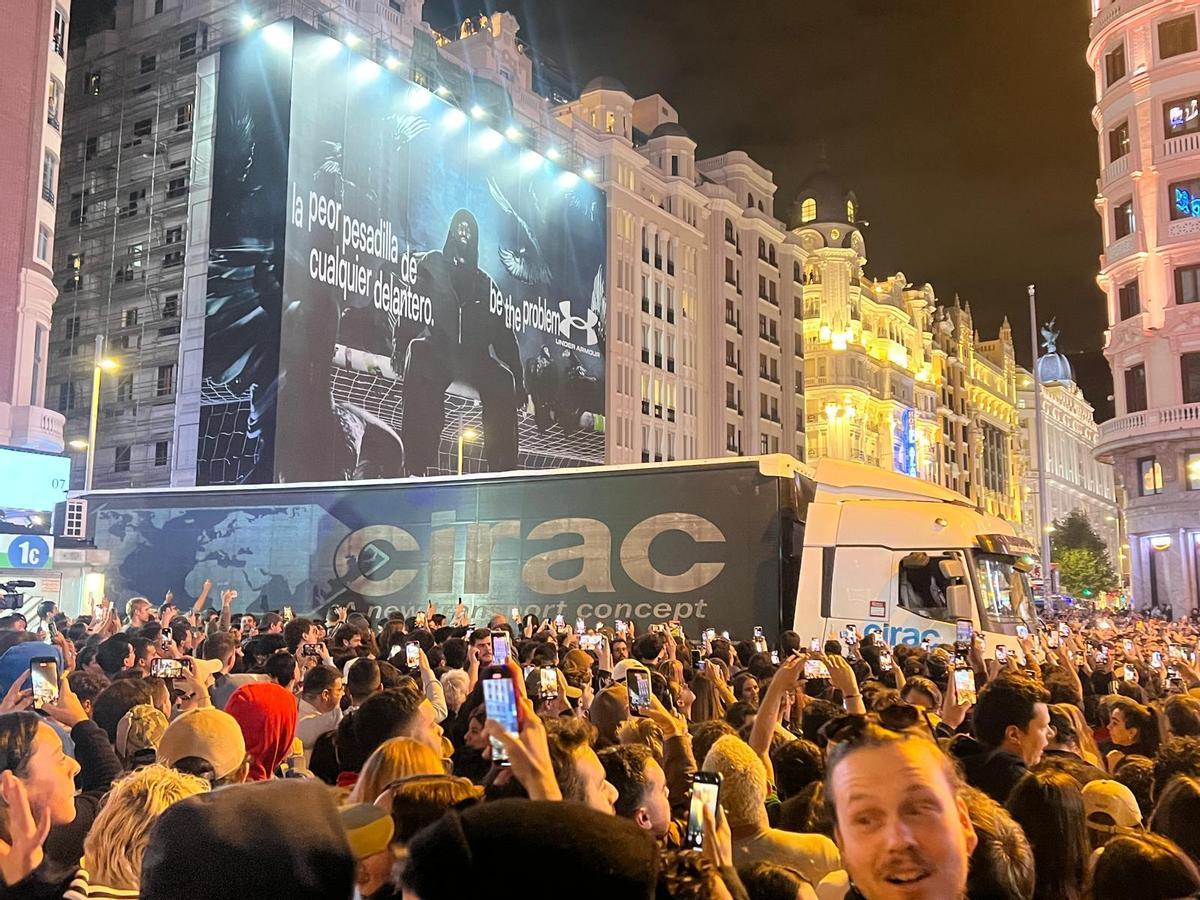 Un camión de grandes dimensiones irrumpió de pronto en la zona peatonal de una plaza de Callao atestada de gente que había acudido al evento sorpresa de Rosalía.