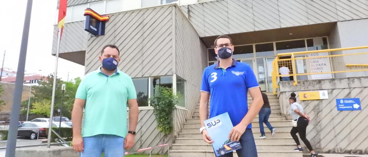 Antonio Pousa y Roberto González, en el exterior de la comisaría de Ourense. // FERNANDO CASANOVA