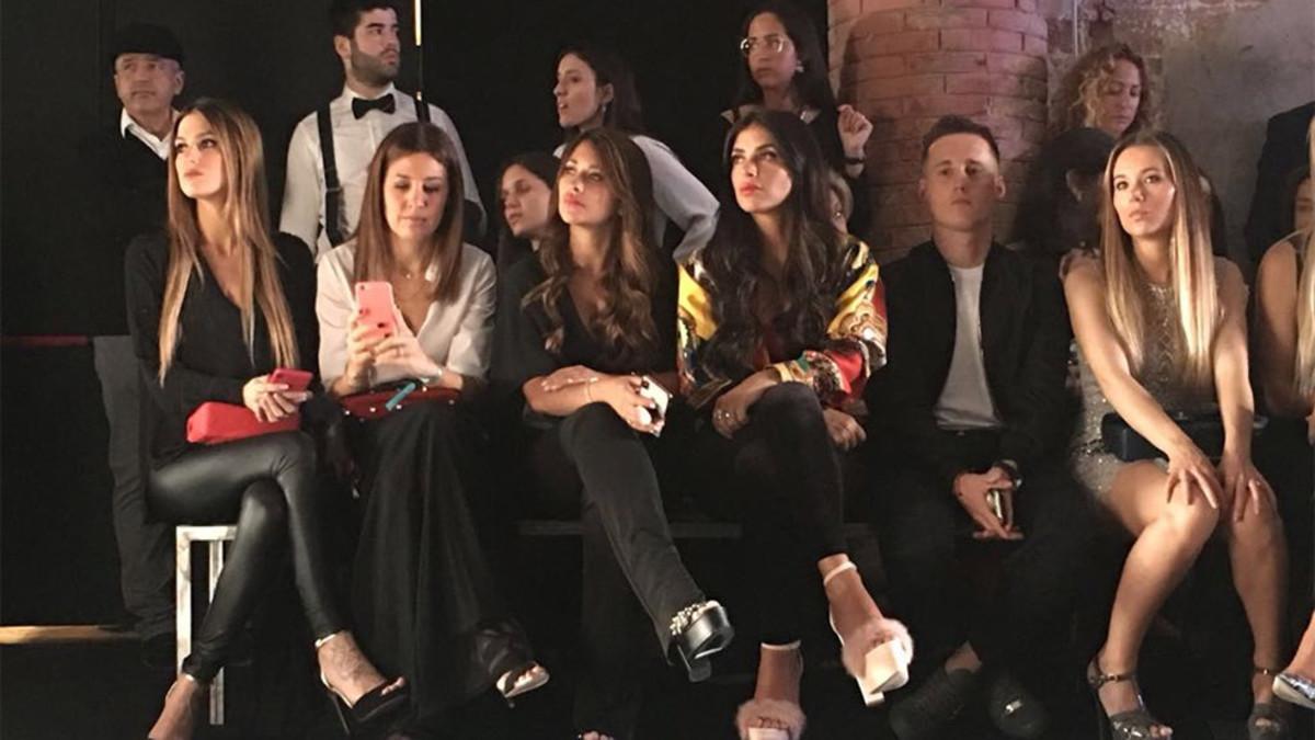 Elena Galera, Núria Cunillera, Antonella, Daniella y Pol Espargaró observando el desfile