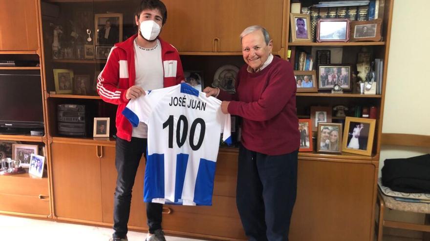 José Juan tras recibir la camiseta del centenario