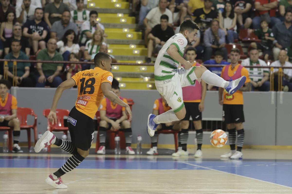 Lucas Bolo controla la pelota en el Córdoba Futsal-Ribera Navarra en Vista Alegre.
