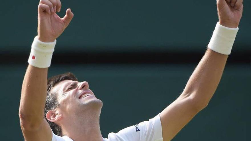 Djokovic vence a Federer en Wimbledon y asalta el número uno de Nadal