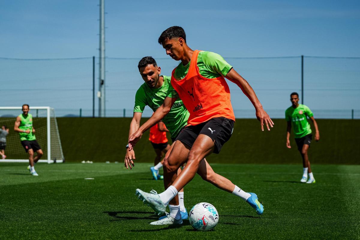 Iván Martín i Vitor Reis lluiten per una pilota en la sessió prèvia al partit davant el València.