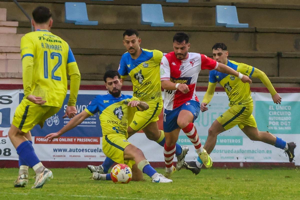 Las imágenes del derbi de O Salnés entre Arosa y Cambados en A Lomba