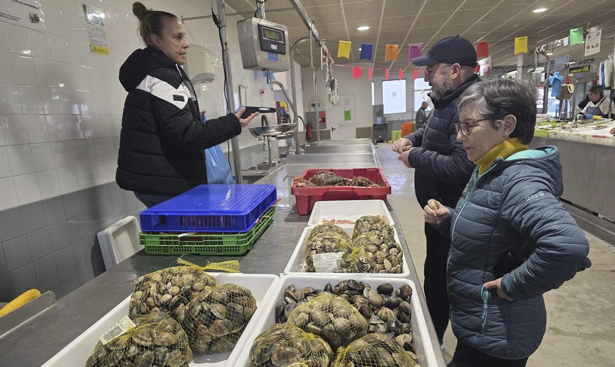 Al mercado municipal de abastos le cuesta remontar el vuelo | M. MÉNDEZ