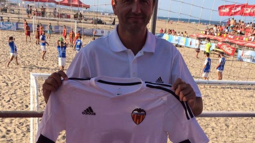 Lázaro Galindo posa con la camiseta del Valencia.