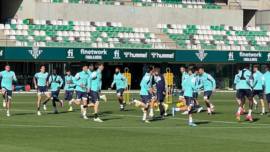 El Betis se ejercita en la CD Luis del Sol con Fekir sin máscara y Marc Roca y Altimira presentes