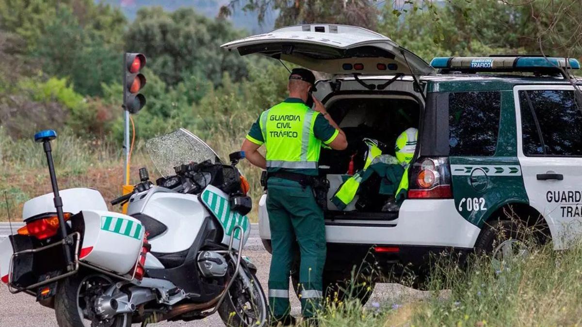 La Guardia Civil ya revisa las guanteras de los conductores y las multas crecen sanción entre 601 y 3.005 euros