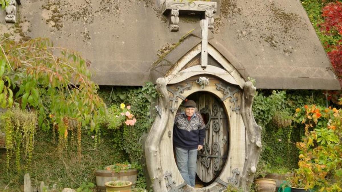 Stuart Grant (94 años) vive en una casa hobbit en el bosque.