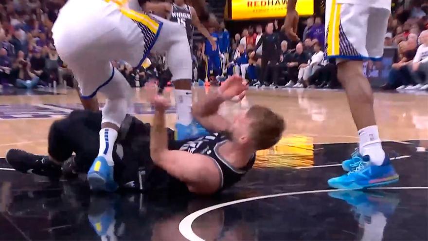 El pisotón en el pecho de Draymond Green a Sabonis