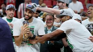 Warriors i Celtics, dos mons oposats a la conquesta de l’anell