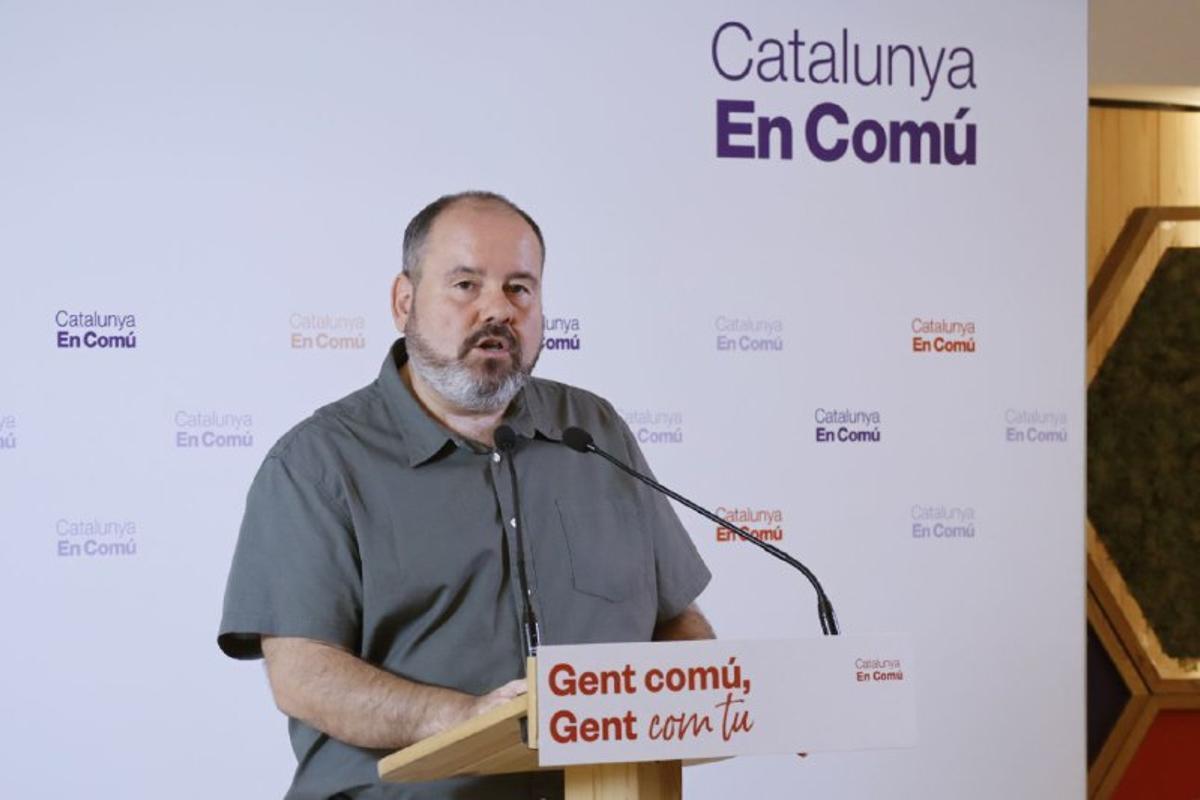 El portavoz de Catalunya en Comú, Joan Mena, en rueda de prensa este lunes.