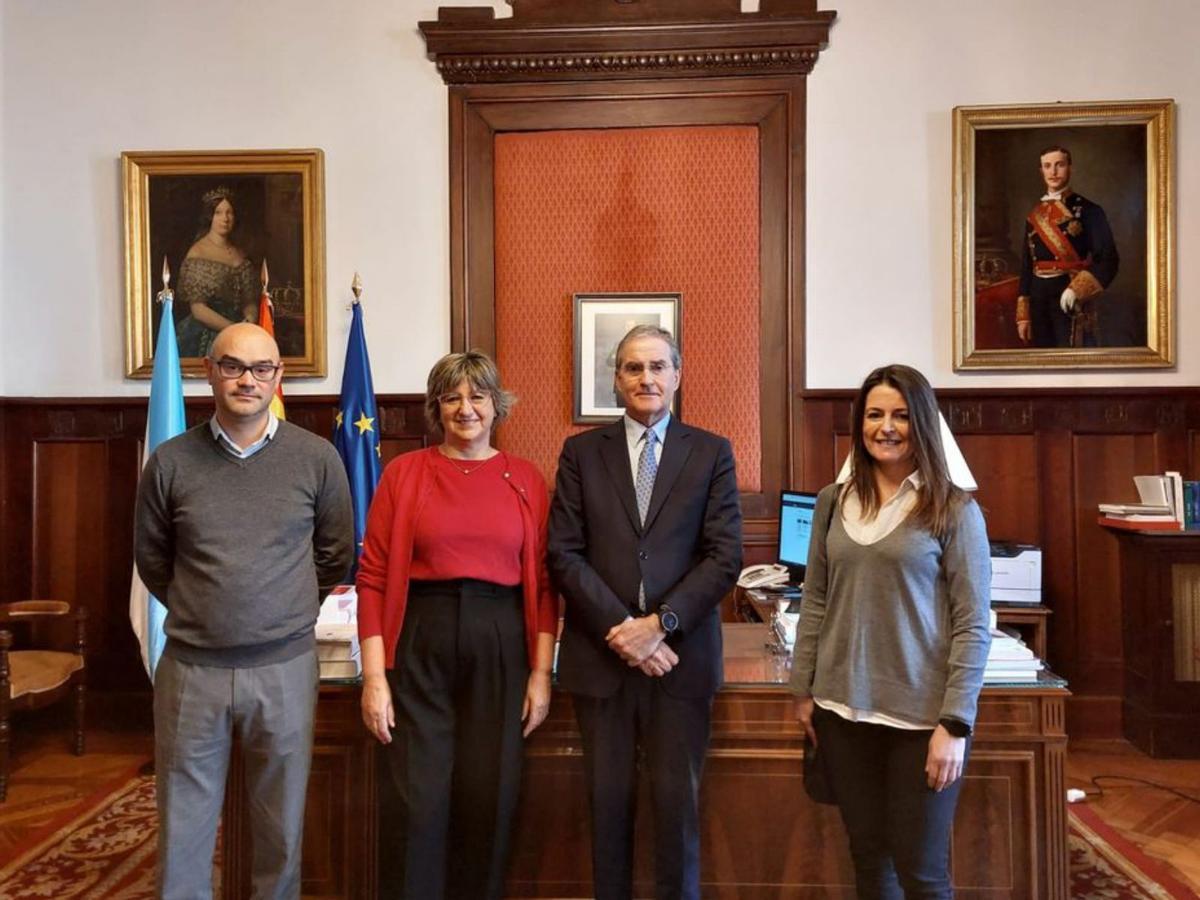 Letrados, en huelga, reunidos ayer con el presidente del TSXG.   | // L. O.