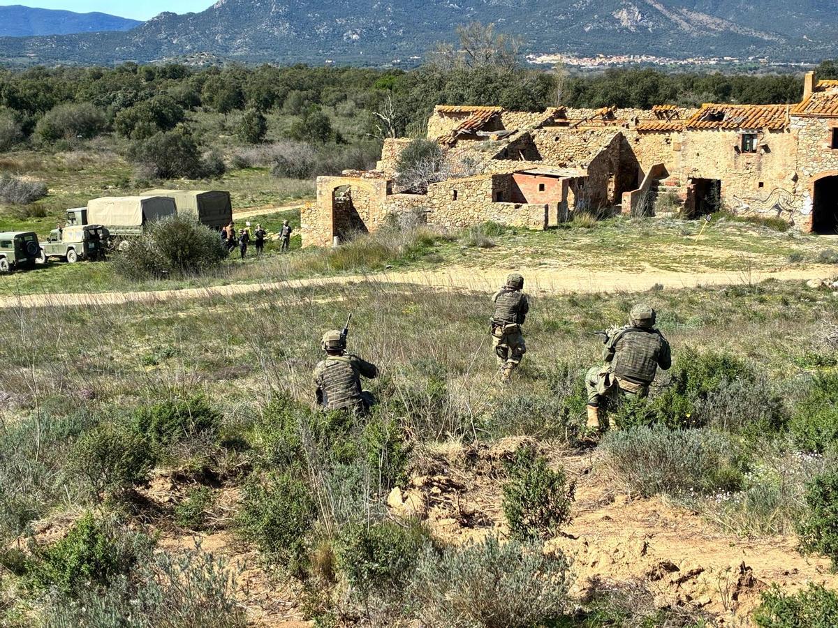 Les imatges del curs per conèixer com actuar en zones de conflicte a la base de Sant Climent