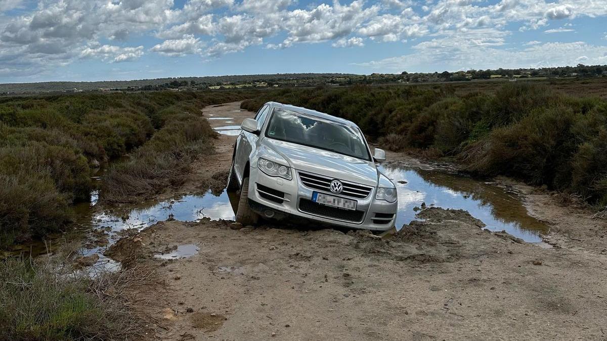 Un alemán deja su coche atascado en es Trenc