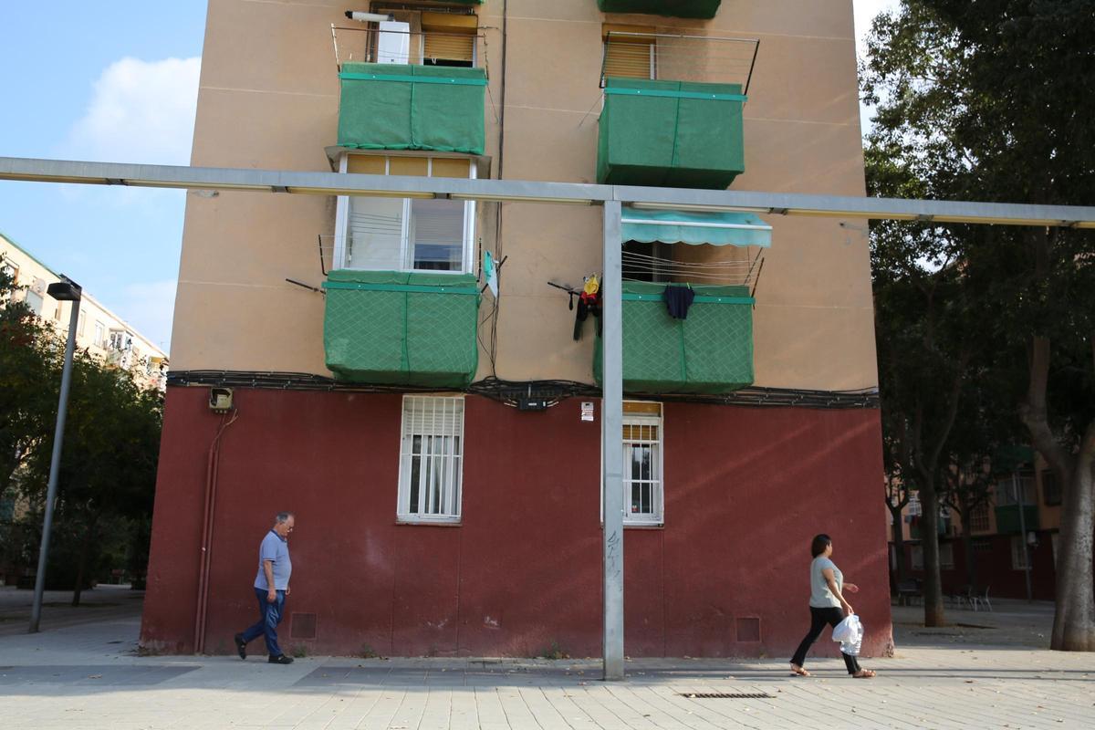 Viviendas del Besòs i el Maresme, con los balcones envueltos con redes para evitar desprendimientos.