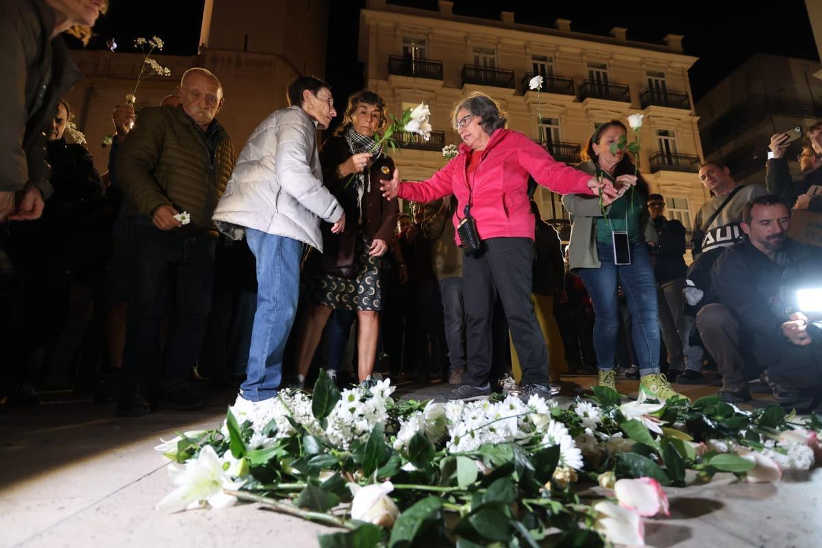 Decenas de valencianos se concentran frente a las Corts para pedir el enjuiciamiento de Mazón por su gestión de la dana