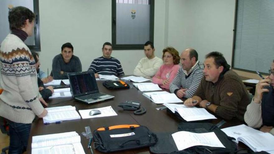 Curso para obtener el carné de bienestar animal en la sede de Unións Agrarias en Lalín. / bernabé / sofía rossitto