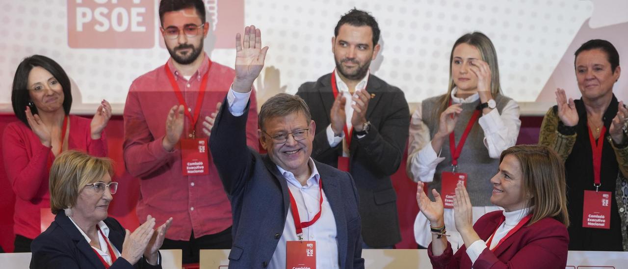 Ximo Puig saluda a los militantes socialuistas durante la celebración del Comité Nacional.