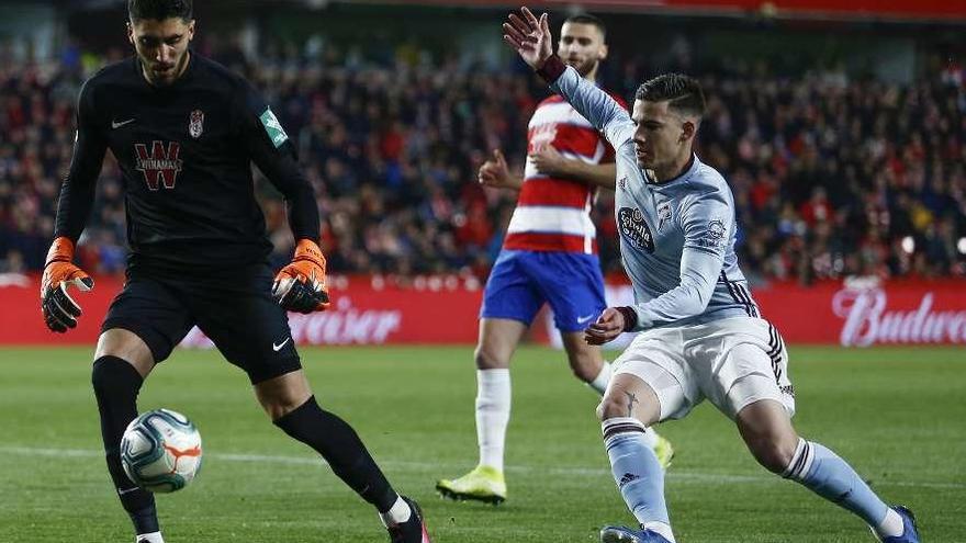 Santi Mina pugna con el portero Rui Silva por un balón. // LOF