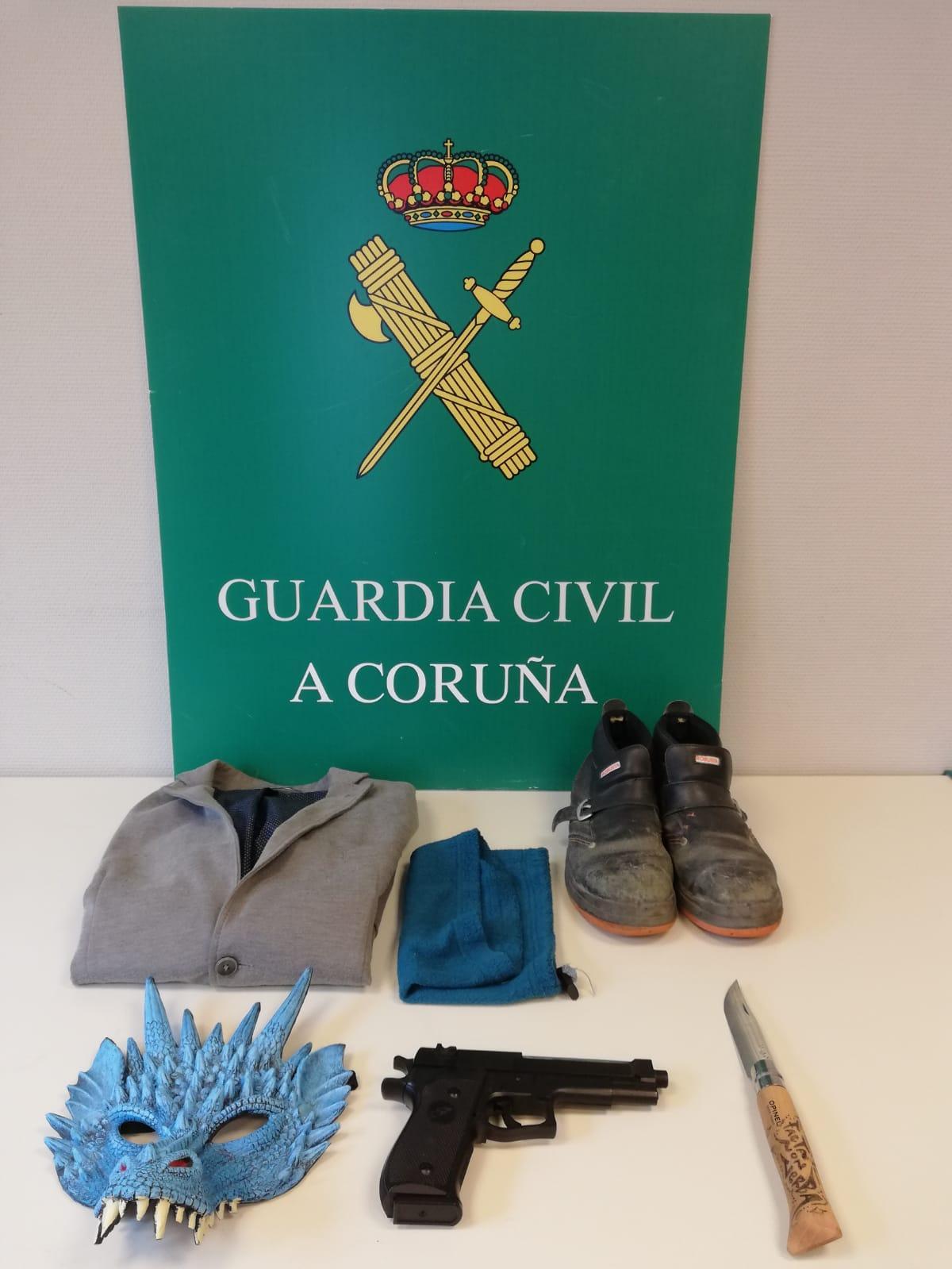 La indumentaria y el arma de fuego falsa, hallados por la Guardia Civil en el domicilio del detenido.