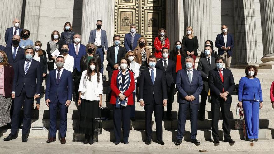 La presidenta de la mesa del Pacto de Toledo, Magdalena Valerio (c) junto con el resto de los integrantes de la mesa.