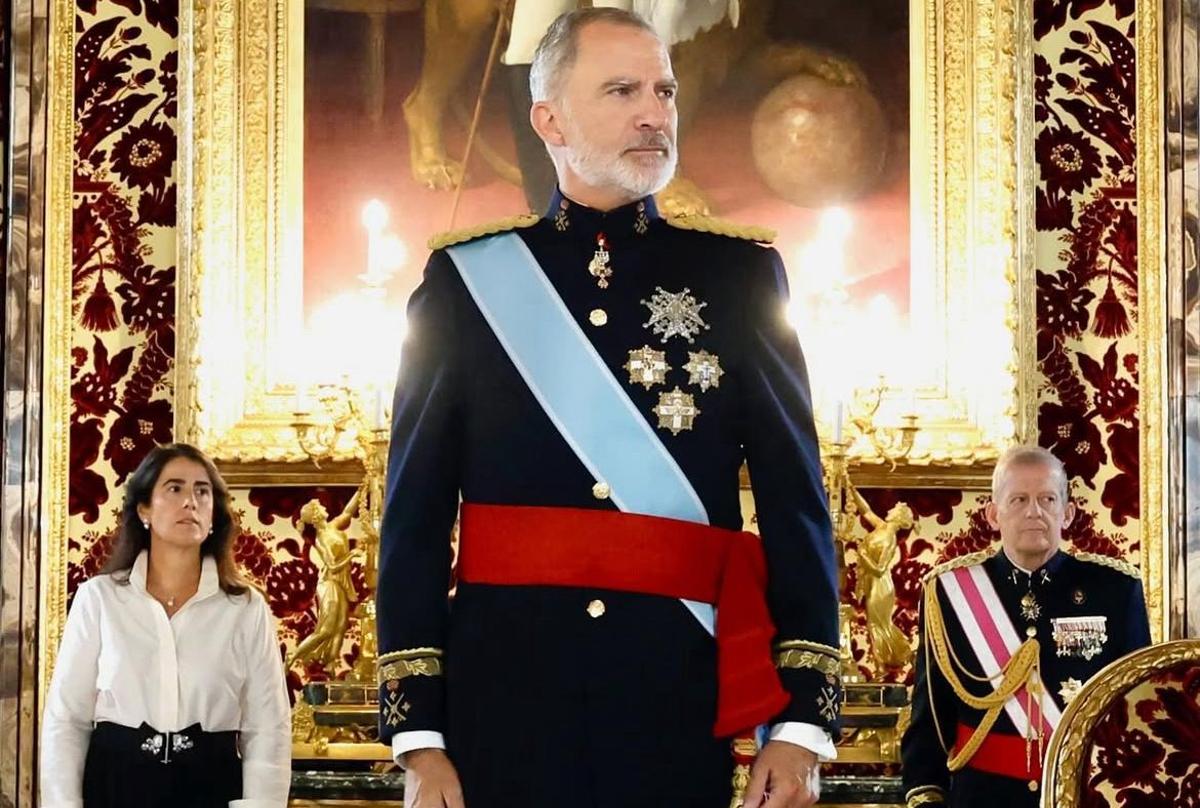 Felipe VI, en septiembre, en la ceremonia de entrega de cartas credenciales, con Carmen Castiella, consejera diplomática y Eduardo Diz, jefe del cuarto militar.